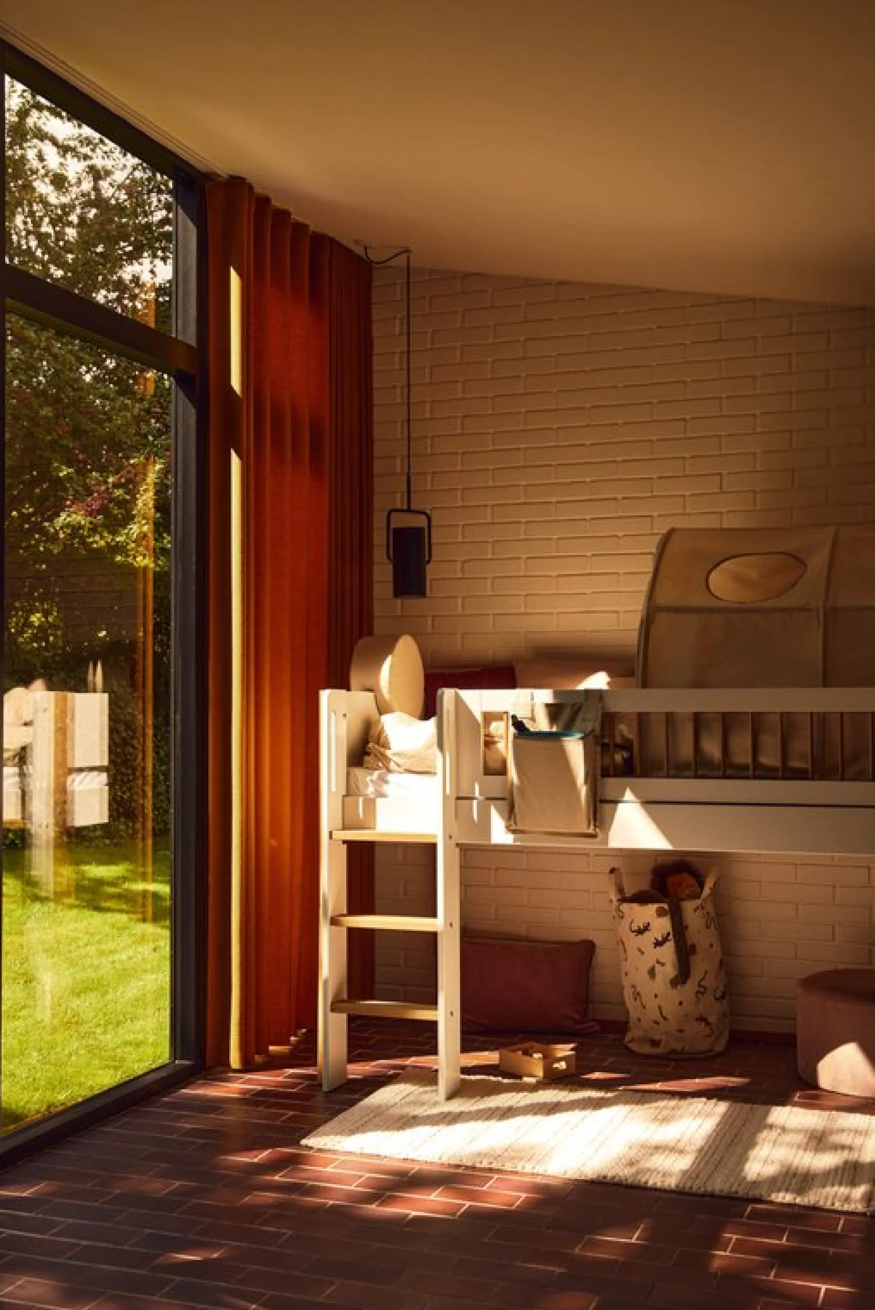 FLEXA Halbhohes Bett mit senkrechter Leiter White/oak Outlet
