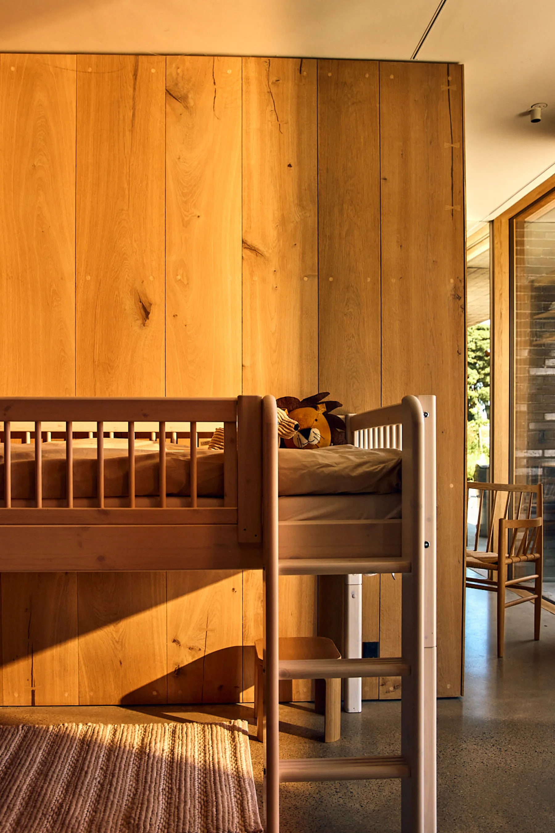 FLEXA Halbhohes Bett mit senkrechter Leiter Whitewashedpine Store